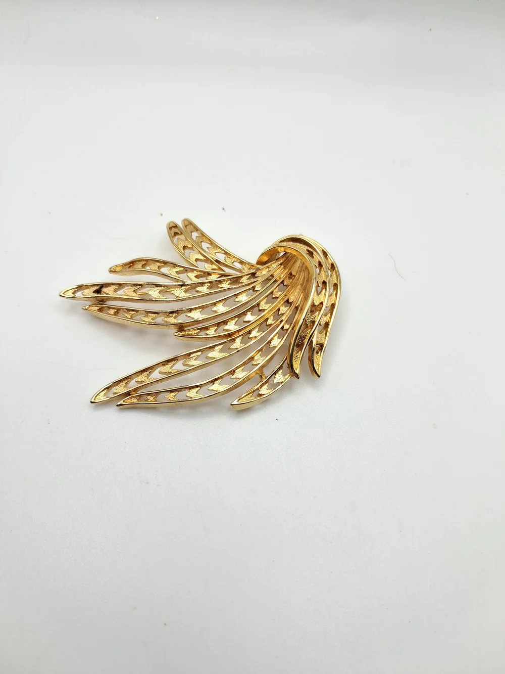 PM374. Signed Monet Gold Tone Brooch - Women Jewelry